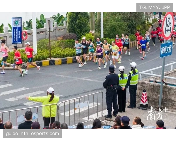 马拉松选手终点前对观众伸手“借力”，全场掌声把她推过终点线